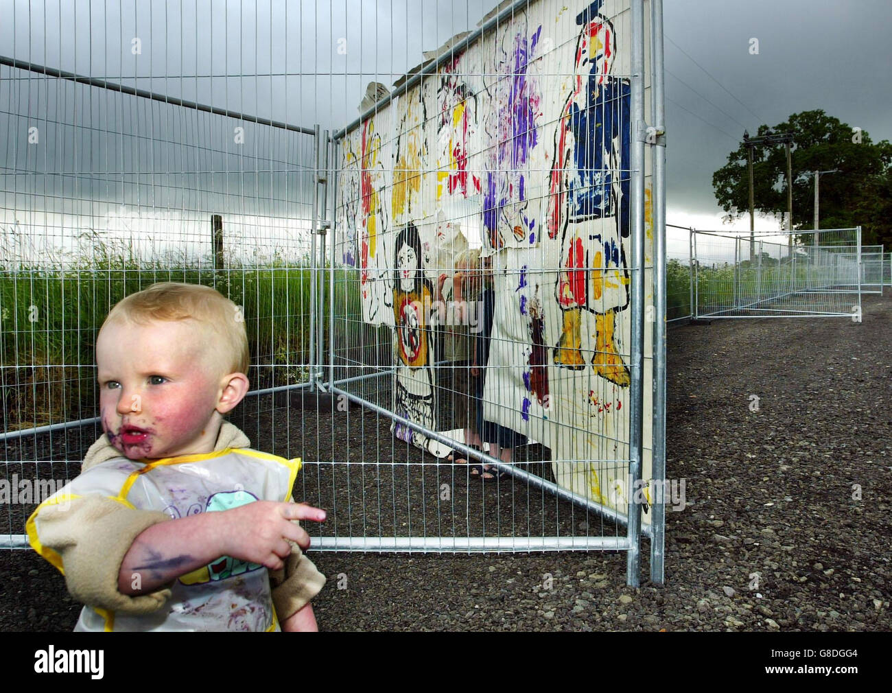I dimostranti del G8 e i loro bambini si riuniscono alla recinzione per mettere in su le bandiere dipinte. Informazioni riservate al Vertice G8 di Gleneagles del mese prossimo sono state trapelate disposizioni in materia di sicurezza, emerse oggi. Foto Stock