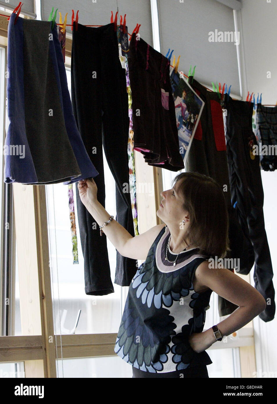 L'emittente Kirsty Wark vede la Japanese Street Collection degli studenti di moda del quarto anno dell'università durante il lancio una nuova avventura per potenziare il settore delle industrie creative scozzesi durante una visita alla mostra, che è una mostra di invenzioni e disegni degli studenti. Foto Stock