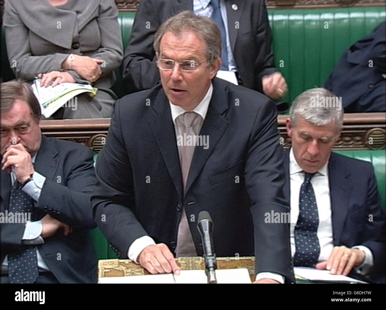 Il primo ministro britannico Tony Blair fa una dichiarazione sui colloqui di Bruxelles della scorsa settimana, che si sono conclusi con una situazione di stallo del bilancio e hanno messo in attesa il futuro della nascente costituzione. Foto Stock