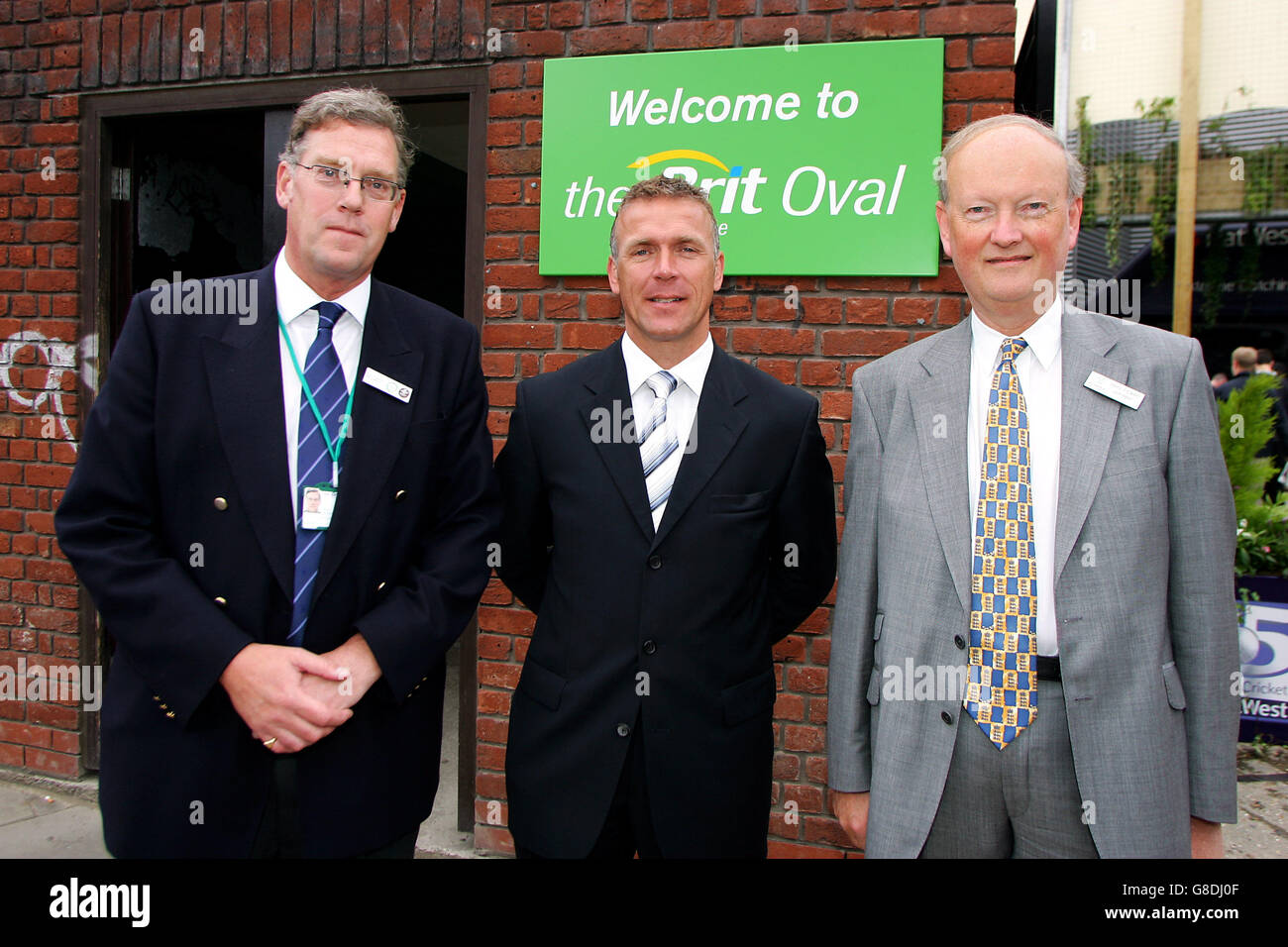 Ex capitano del Surrey e dell'Inghilterra Alec Stewart con capo esecutivo Paul Sheldon (l) e il presidente David Stewart (r) al apertura del cancello a suo nome Foto Stock