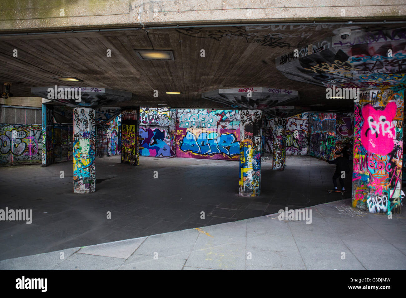 Graffiti decorate le colonne di cemento sulla South Bank di Londra in una area utilizzata per lo skateboard. Foto Stock