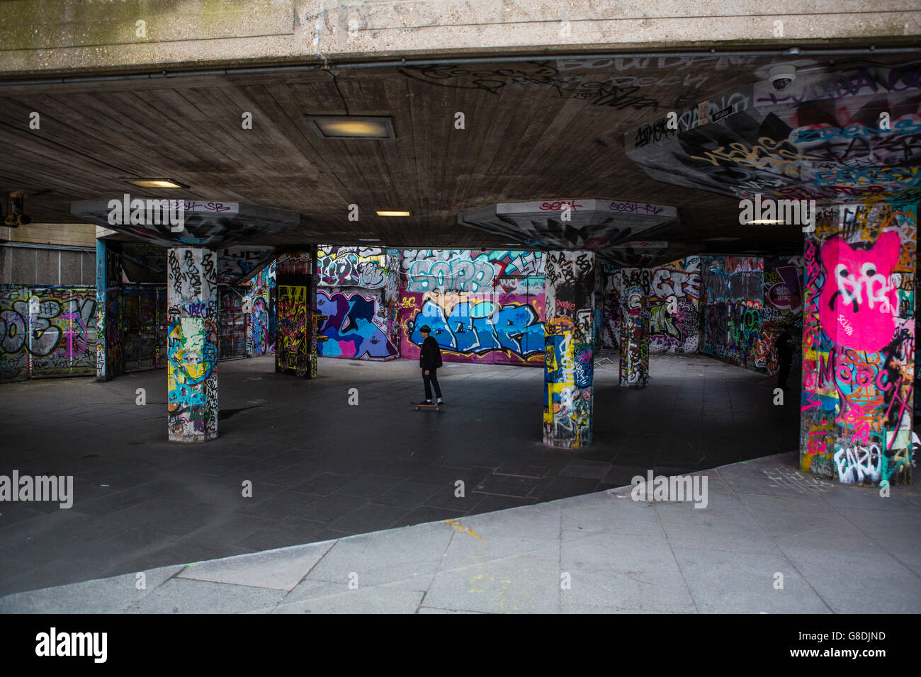 Graffiti decorate le colonne di cemento sulla South Bank di Londra in una area utilizzata per lo skateboard. Foto Stock