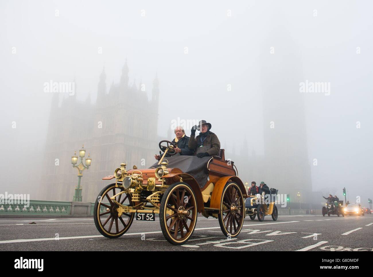I partecipanti al Bonhams London a Brighton Veteran Car Run attraversano Westminster Bridge, Londra, in nebbia pesante. Foto Stock