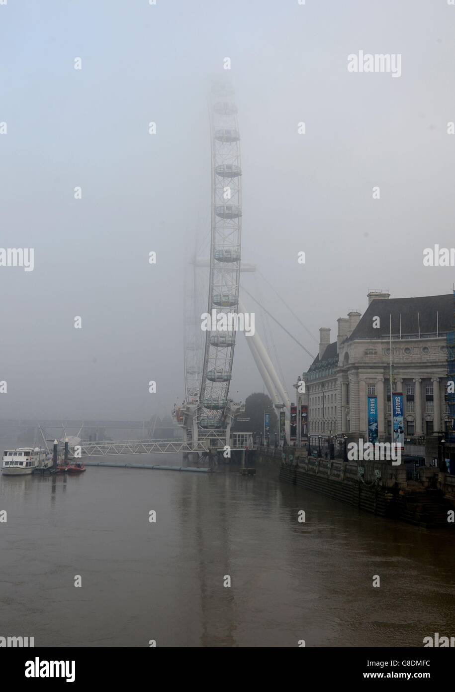Tempo invernale 1 novembre 2015. Il tempo misty oscura il London Eye, Londra. Foto Stock