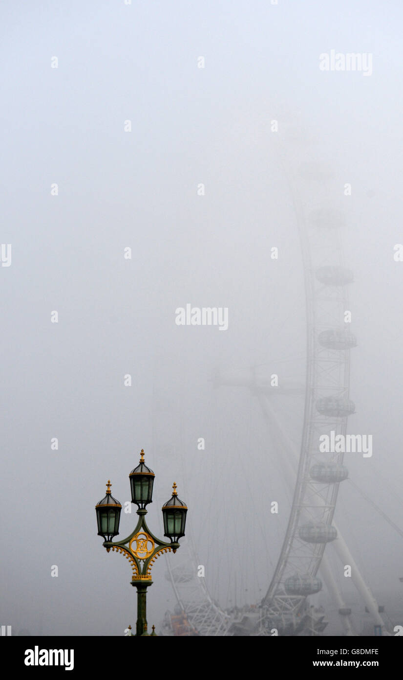 Tempo invernale 1 novembre 2015. Il tempo misty oscura il London Eye, Londra. Foto Stock