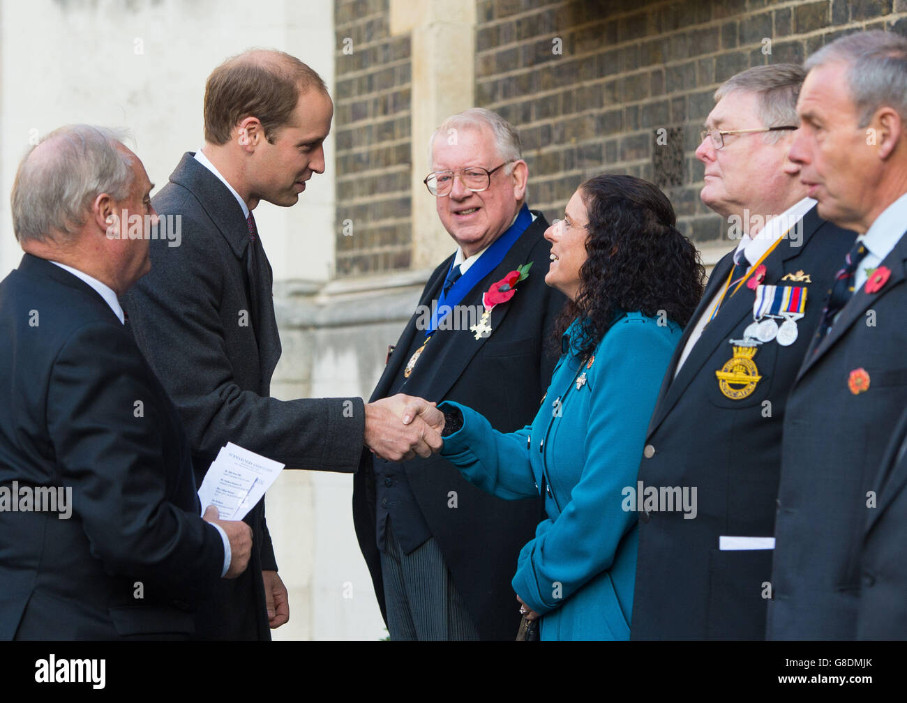 Il Duca di Cambridge (seconda a sinistra) incontra Gillian Molyneux, la vedova del comandante tenente Ian Molyneux, presso il Servizio di memoria e Parata dei sottomarini, al Middle Temple di Londra. Foto Stock