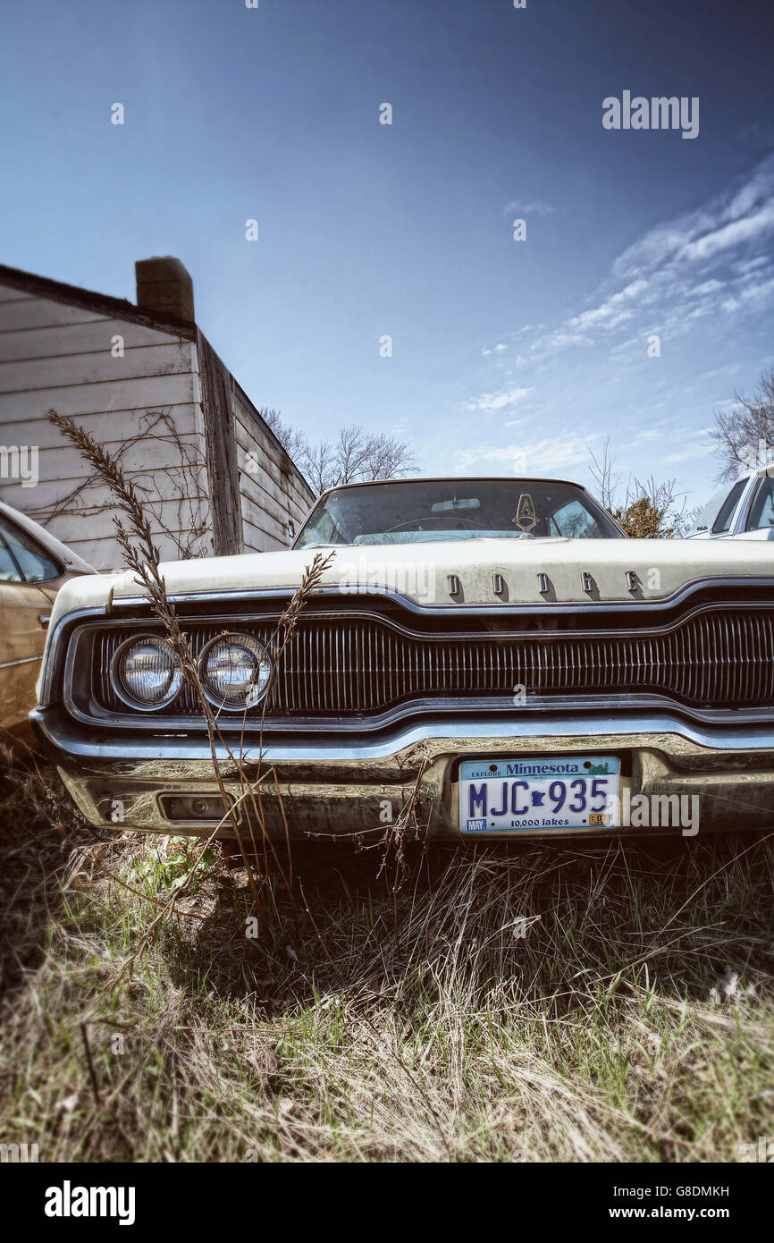 Un vecchio American Dodge Charger auto a sinistra in un cantiere di Minneapolis, Stati Uniti d'America. Foto Stock