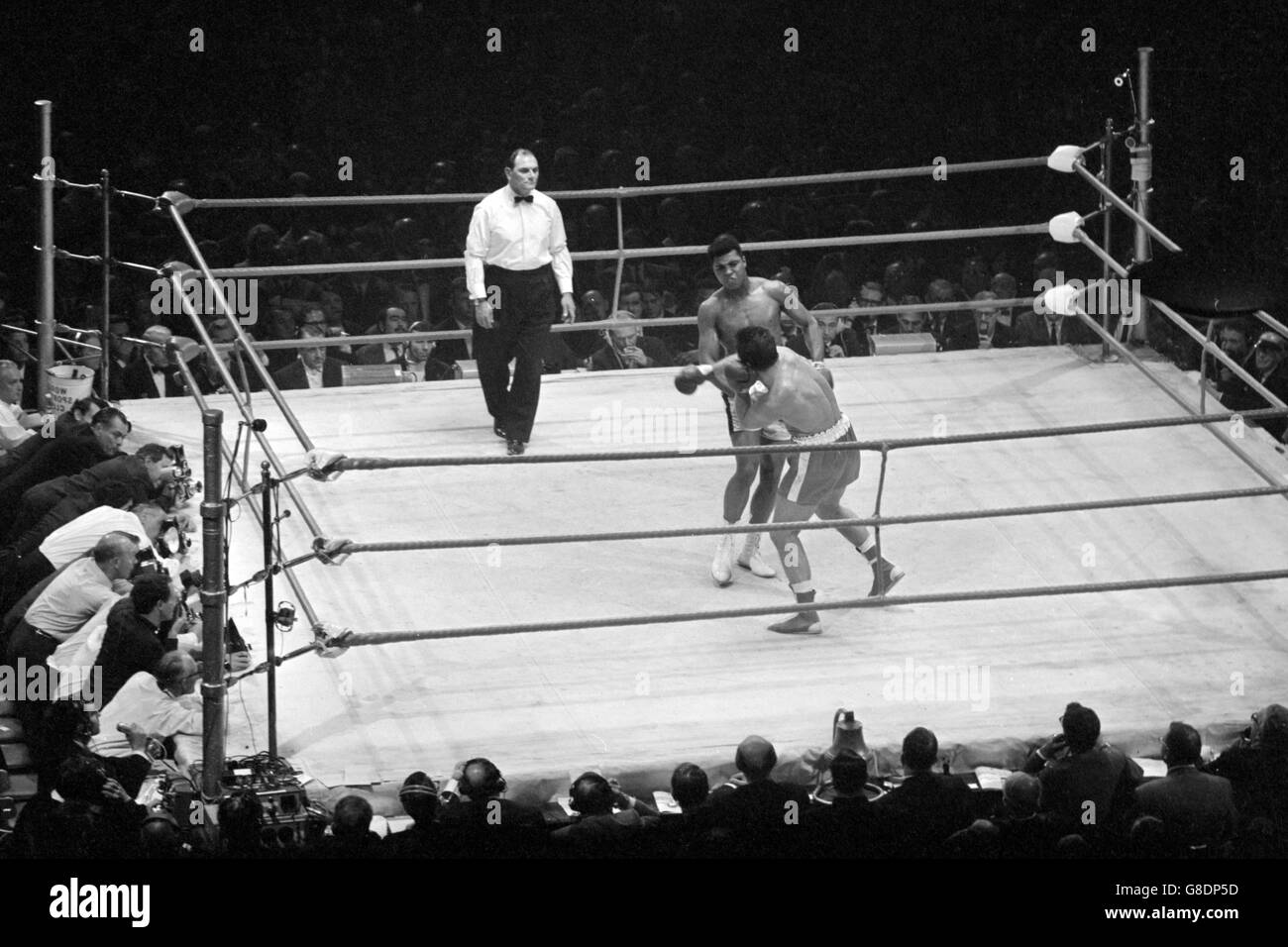 Il campione del mondo dei pesi massimi Muhammad Ali martella un diritto alla testa mentre Brian London inizia ad affondare sulla tela per essere conteggiato nel terzo round del World Heavyweight Championship alla Earls Court Arena di Londra. Foto Stock