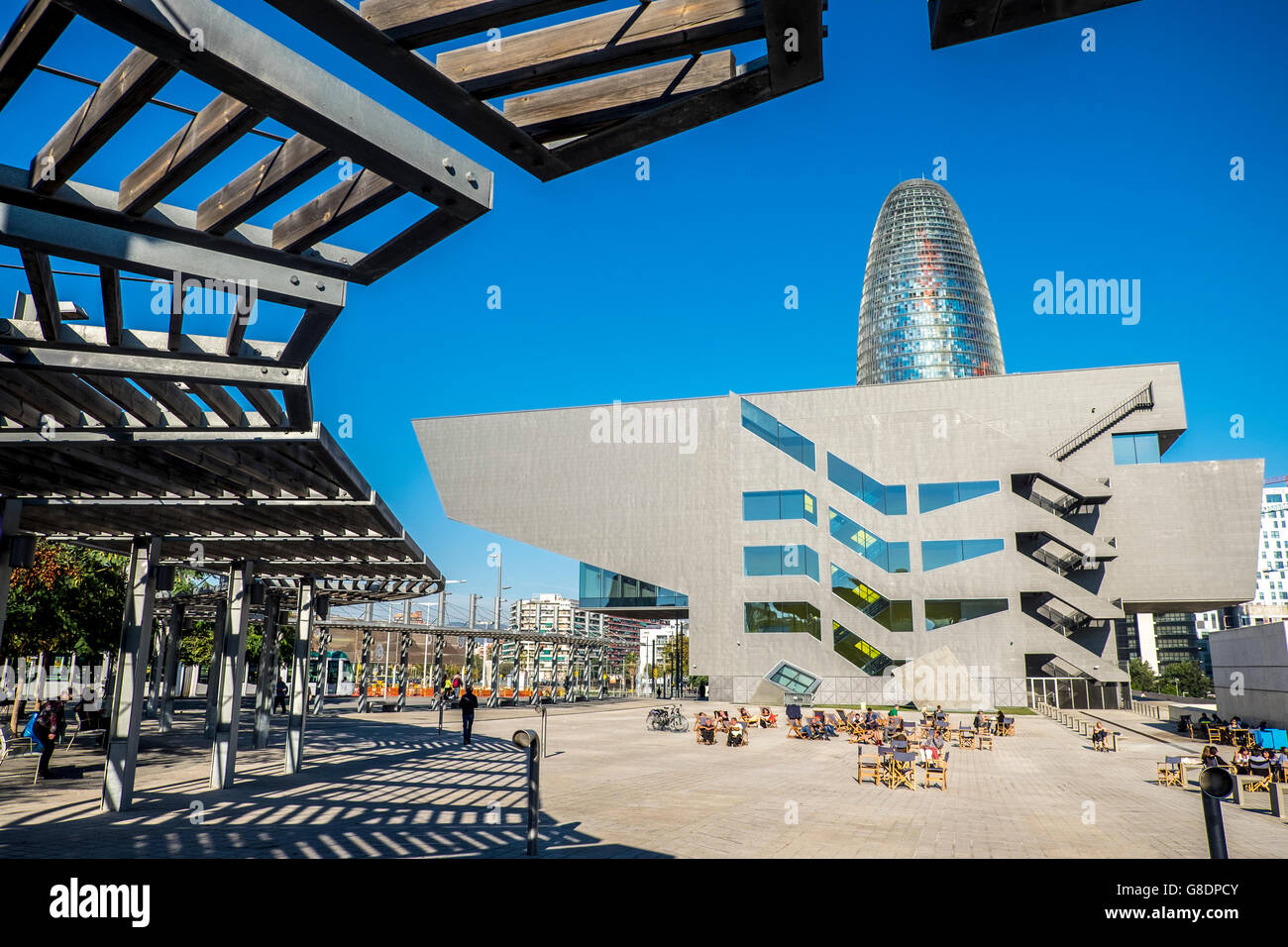 La Torre Agbar, progettato dall'architetto Jean Nouvel e il Museo del Design di Barcellona, si trova nella rinnovata area di Poble Nou, Foto Stock