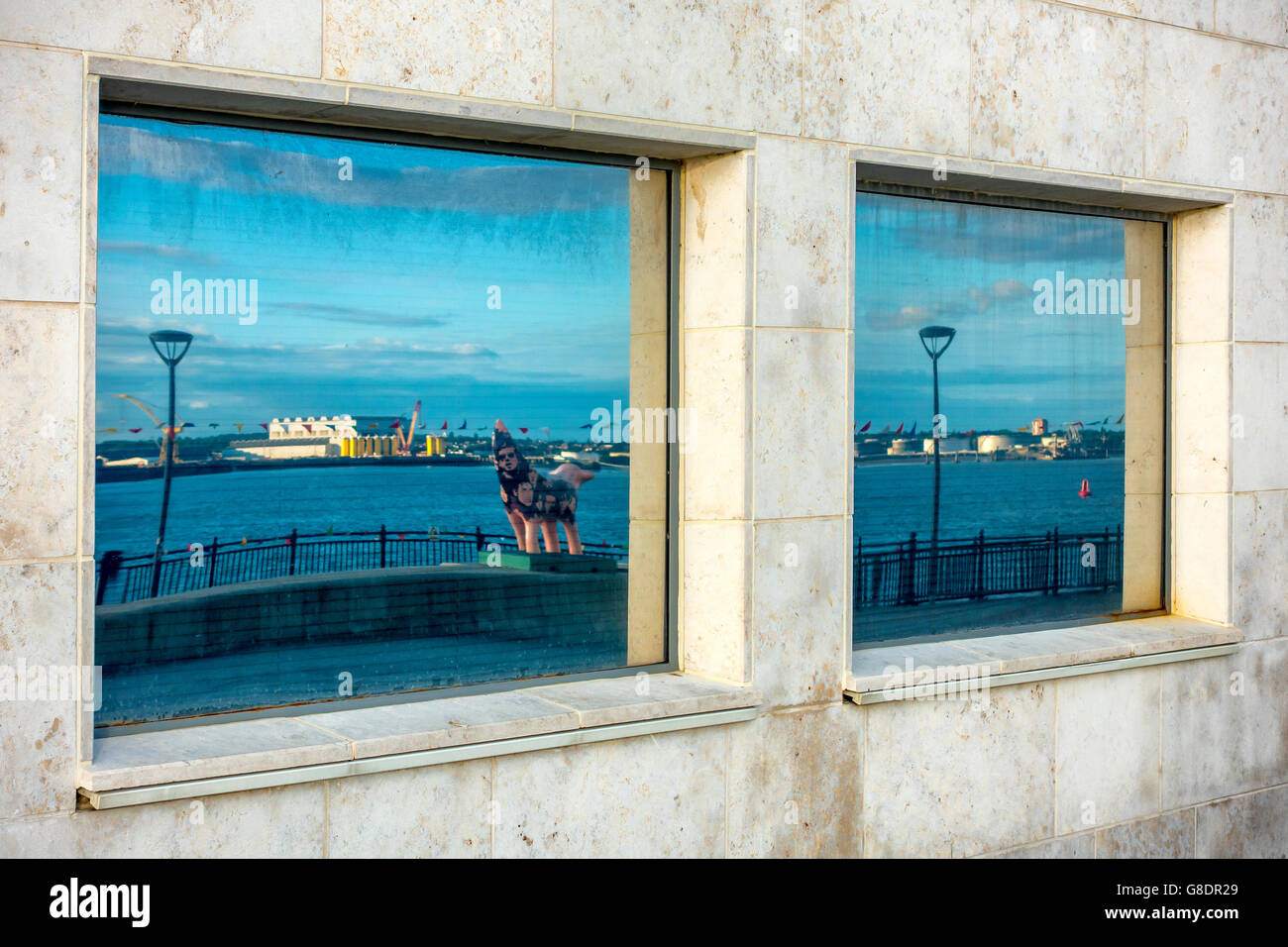Riflessioni del fiume Mersey nelle finestre del Museo di Liverpool Foto Stock