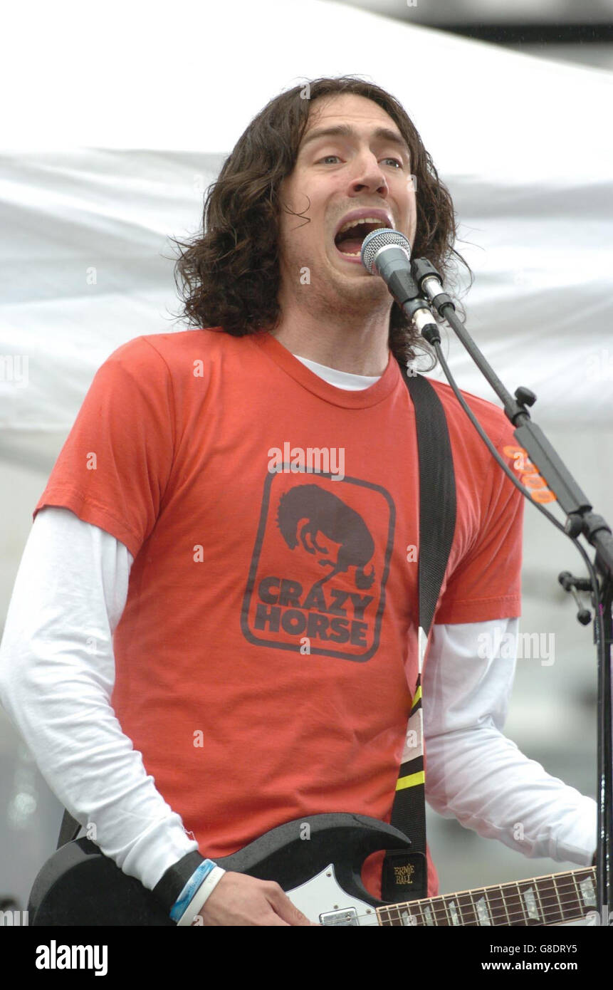 Gary Lightbody, cantante di Snow Patrol, sul palco mentre la band si esibisce. Foto Stock