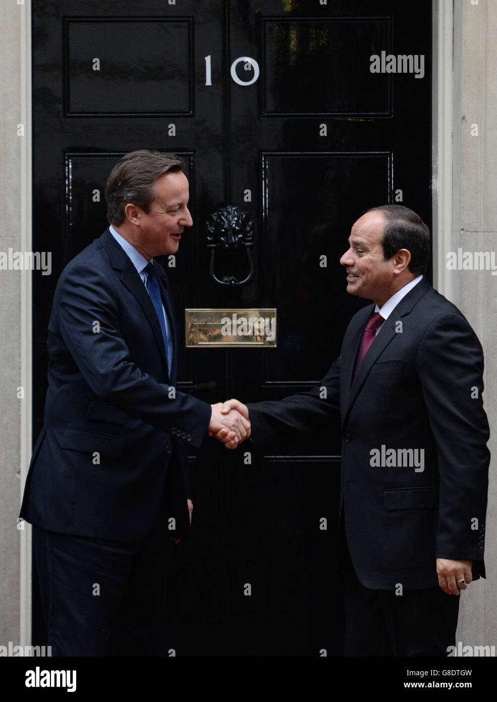 Il primo ministro David Cameron saluta il presidente egiziano Abdel Fatah al-Sisi al 10 di Downing Street a Londra prima del loro incontro. Foto Stock