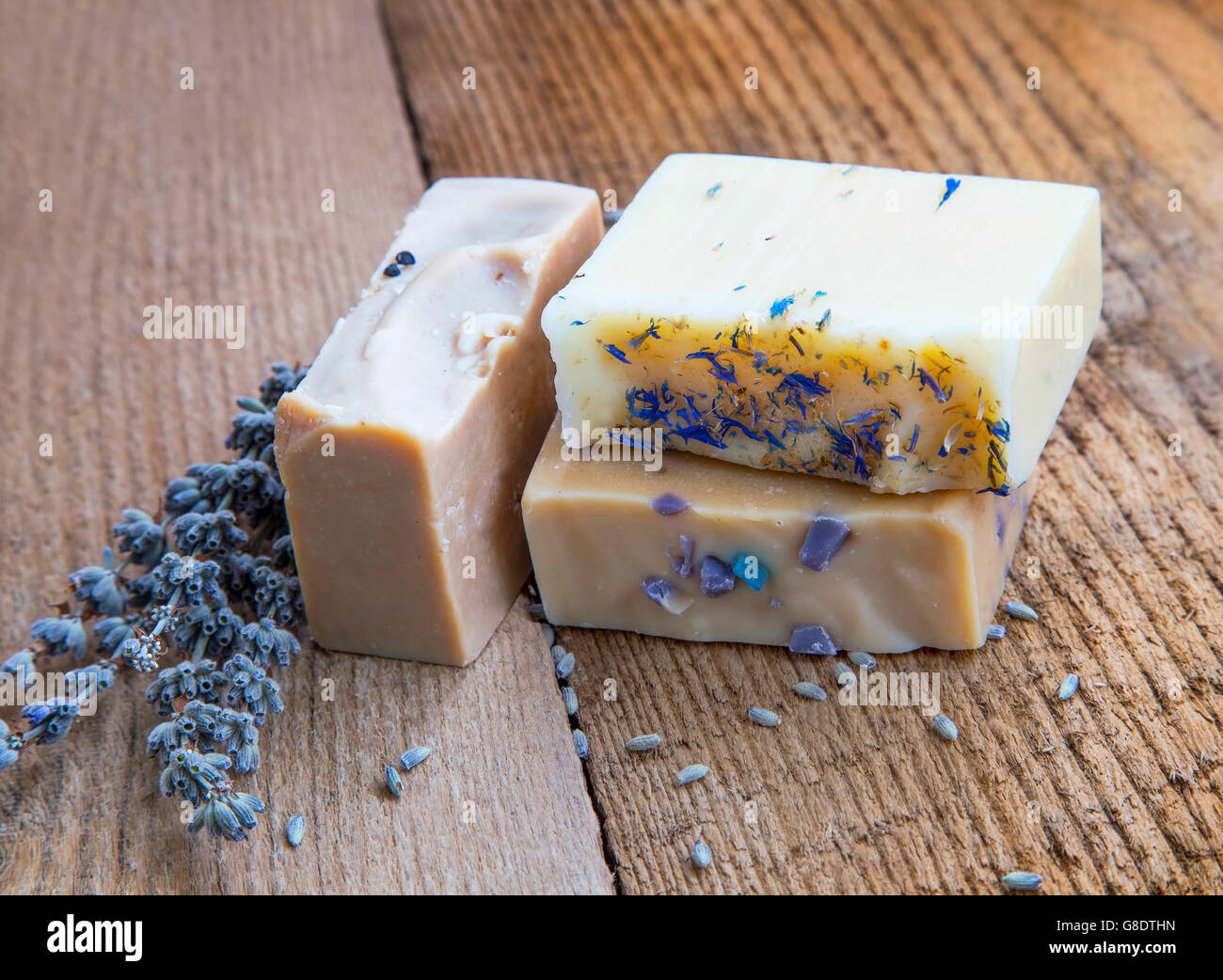 Naturale saponi fatti a mano con il miele, lavanda e camomilla.bellezza naturale il trattamento Foto Stock