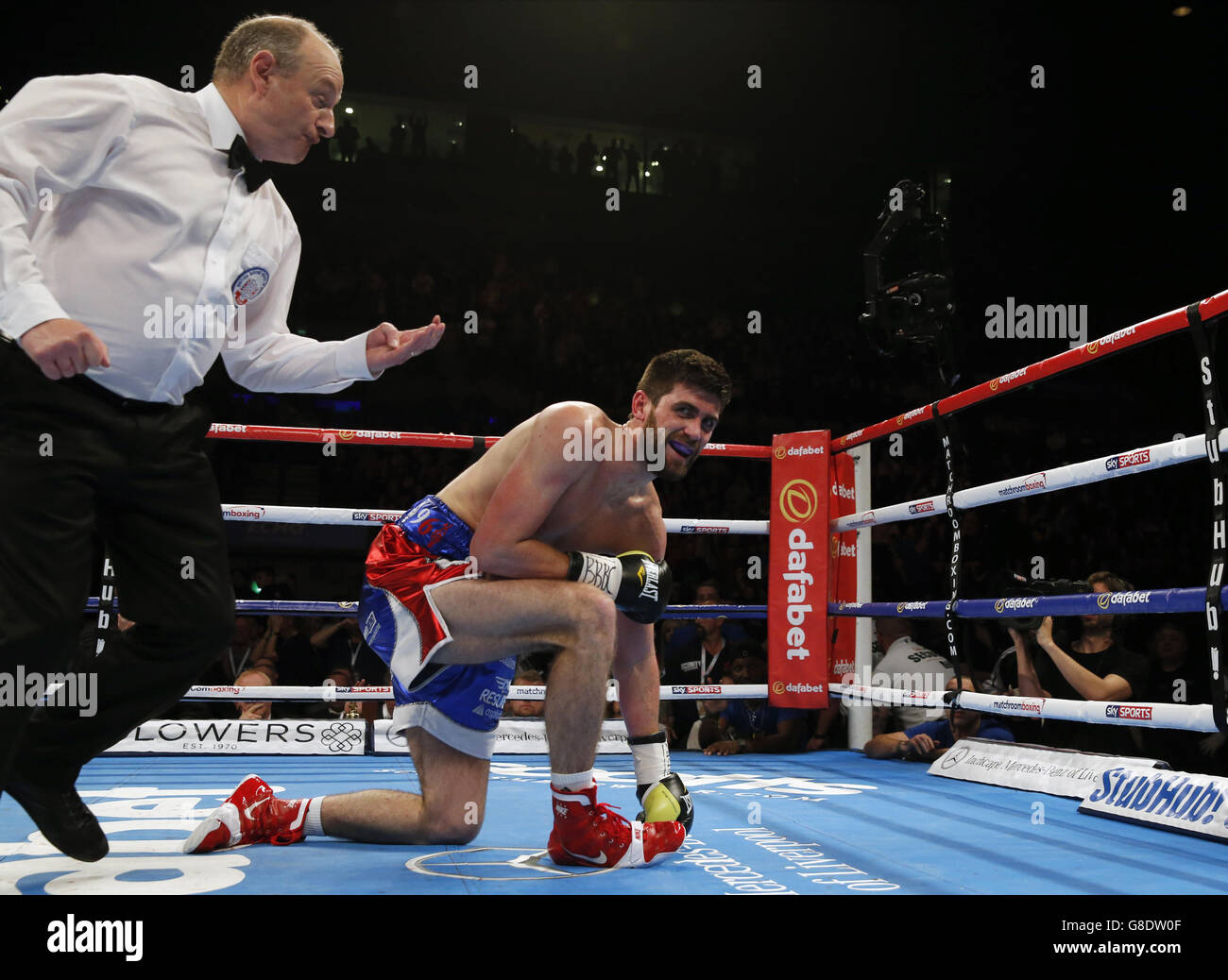 Rocky Fielding si accoccolò sulla tela dopo essere stato abbattuto da Callum Smith (non raffigurato) durante la loro lotta Vacant British Super-Middleweight alla Liverpool Echo Arena. Foto Stock