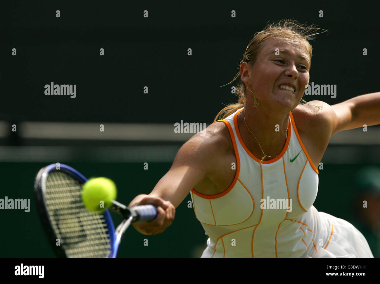 Maria Sharapova della Russia in azione contro Nathalie Dechy della Francia Foto Stock