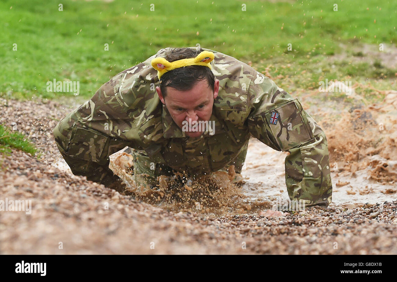 BBC Bambini in bisogno 2015. BBC radio 1 DJ Scott Mills è stato messo attraverso i suoi passi al Commando Training Center a Lympstone, Devon, in preparazione per i suoi bambini in bisogno di sfida di discesa lungo la Torre Blackpool di 400 piedi dopo essere stato sfidato a prendere su da Sir Terry Wogan. 30/10/2015. Foto Stock