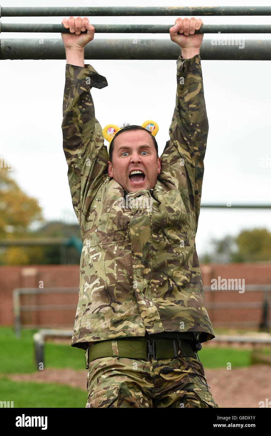 BBC Bambini in bisogno 2015. BBC radio 1 DJ Scott Mills è stato messo attraverso i suoi passi al Commando Training Center a Lympstone, Devon, in preparazione per i suoi bambini in bisogno di sfida di discesa lungo la Torre Blackpool di 400 piedi dopo essere stato sfidato a prendere su da Sir Terry Wogan. 30/10/2015. Foto Stock