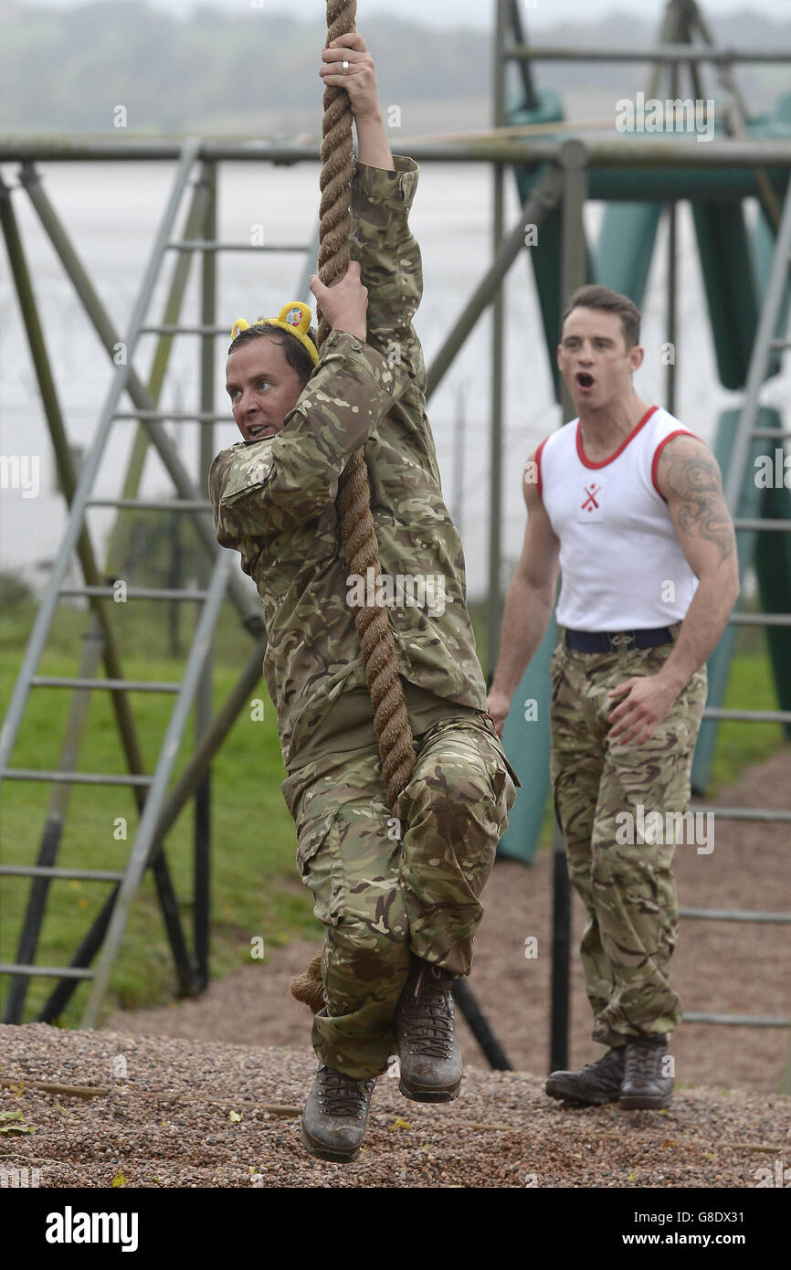 Foto precedentemente non pubblicata di BBC radio 1 DJ Scott Mills datata 30/10/15 che è stato messo attraverso i suoi passi al Commando Training Center a Lympstone, Devon, In preparazione per i suoi bambini in bisogno di sfida di discesa giù per la torre di Blackpool di 400 piedi dopo essere stato sfidato a prenderlo sopra da Sir Terry Wogan. Foto Stock