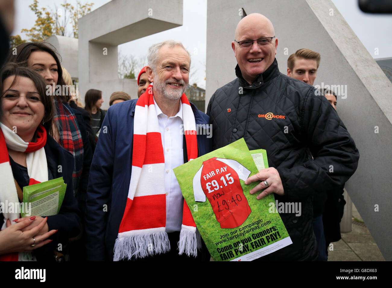 Il leader del lavoro Jeremy Corbyn con i tifosi di calcio che protestano contro il salario vivente prima della partita della Barclays Premier League all'Emirates Stadium di Londra. PREMERE ASSOCIAZIONE foto. Data immagine: Domenica 8 novembre 2015. Guarda la storia dell'arsenale DI CALCIO della PA. Il credito fotografico dovrebbe essere: Nigel French/PA Wire. Nessun utilizzo con audio, video, dati, elenchi di apparecchi, logo di club/campionato o servizi "live" non autorizzati. Foto Stock