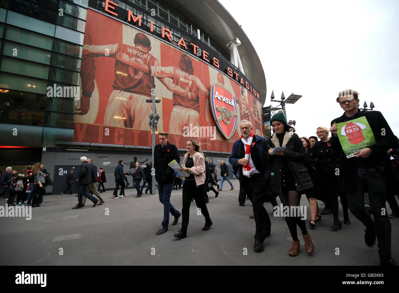 Il leader del lavoro Jeremy Corbyn con i tifosi di calcio che protestano contro il salario vivente prima della partita della Barclays Premier League all'Emirates Stadium di Londra. PREMERE ASSOCIAZIONE foto. Data immagine: Domenica 8 novembre 2015. Guarda la storia dell'arsenale DI CALCIO della PA. Il credito fotografico dovrebbe essere: Nigel French/PA Wire. Foto Stock