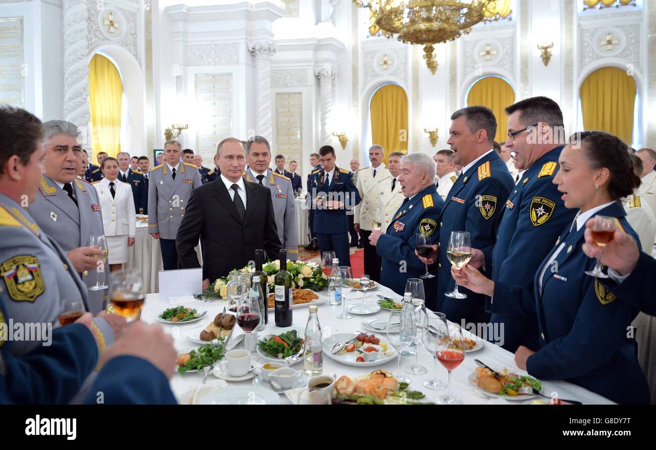 Mosca, Russia. Il 28 giugno, 2016. Il presidente russo Vladimir Putin viene tostato da ufficiali militari durante un ricevimento per ufficiali militari scuola laureati presso il Cremlino Giugno 28, 2016 a Mosca, in Russia. Credito: Planetpix/Alamy Live News Foto Stock