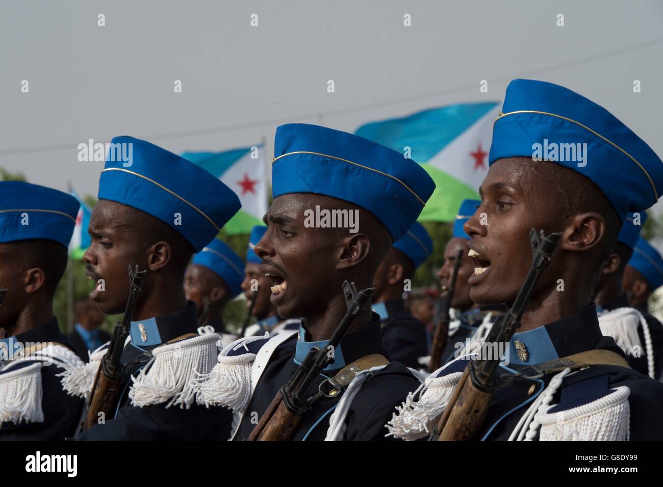 Abitante del Gibuti Forze Armate cadetti sfilata di mark Gibuti il giorno di indipendenza il 27 giugno 2016 a Gibuti. Il piccolo paese del Corno d Africa ha celebrato il trentanovesimo anno di indipendenza dalla Francia. Foto Stock