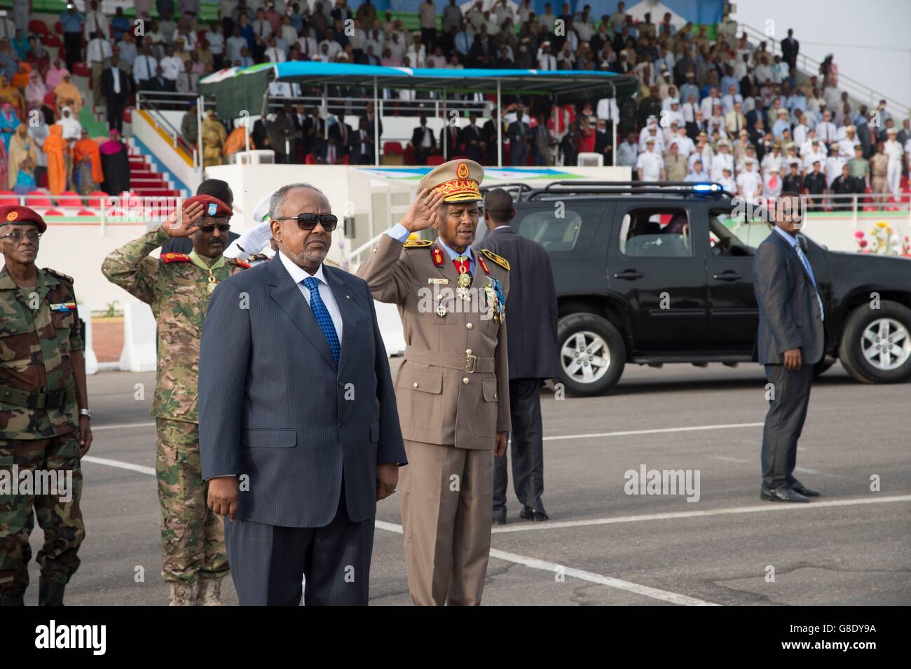 Presidente del Gibuti Ismail Omar Guelleh stand durante la riproduzione di un inno nazionale marcatura Gibuti il giorno di indipendenza il 27 giugno 2016 a Gibuti. Il piccolo paese del Corno d Africa ha celebrato il trentanovesimo anno di indipendenza dalla Francia. Foto Stock