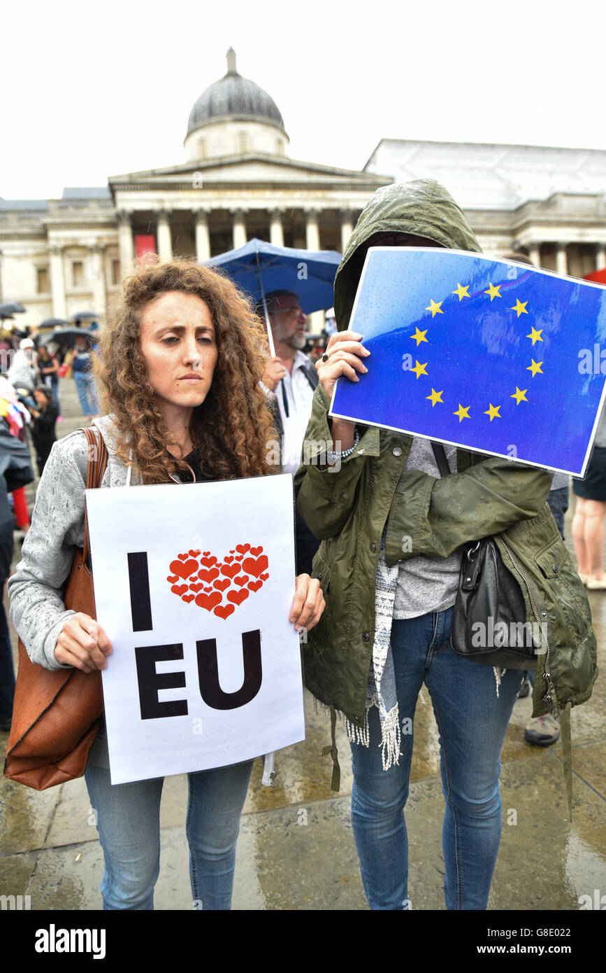 Trafalgar Square, Londra, Regno Unito. Il 28 giugno 2016. Pro UE, anti Brexit manifestanti assemblare sotto la pioggia in Trafalgar Square. Foto Stock