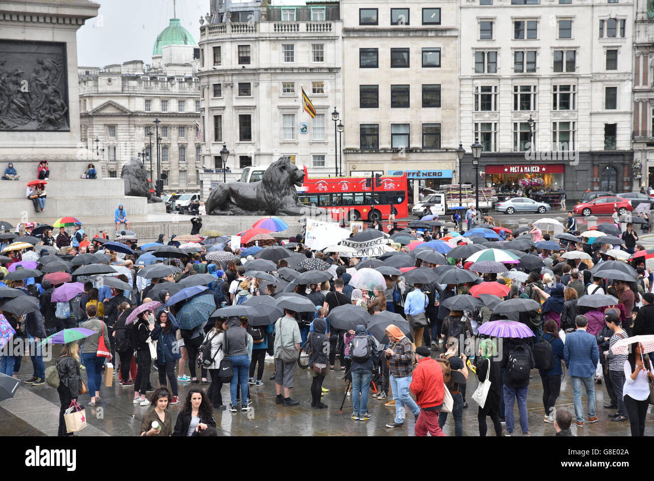 Trafalgar Square, Londra, Regno Unito. Il 28 giugno 2016. Pro UE, anti Brexit manifestanti assemblare sotto la pioggia in Trafalgar Square. Foto Stock