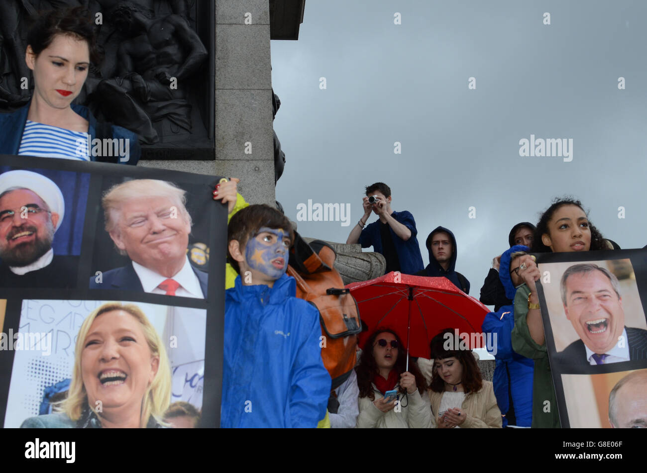 Londra, Regno Unito. Il 28 giugno, 2016. Centinaia di anti-Brexit manifestanti giro in Trafalgar Square a Londra per manifestare la loro solidarietà contro il recente referendum UE risultato. Credito: Marc Fairhurst/Alamy Live News Foto Stock