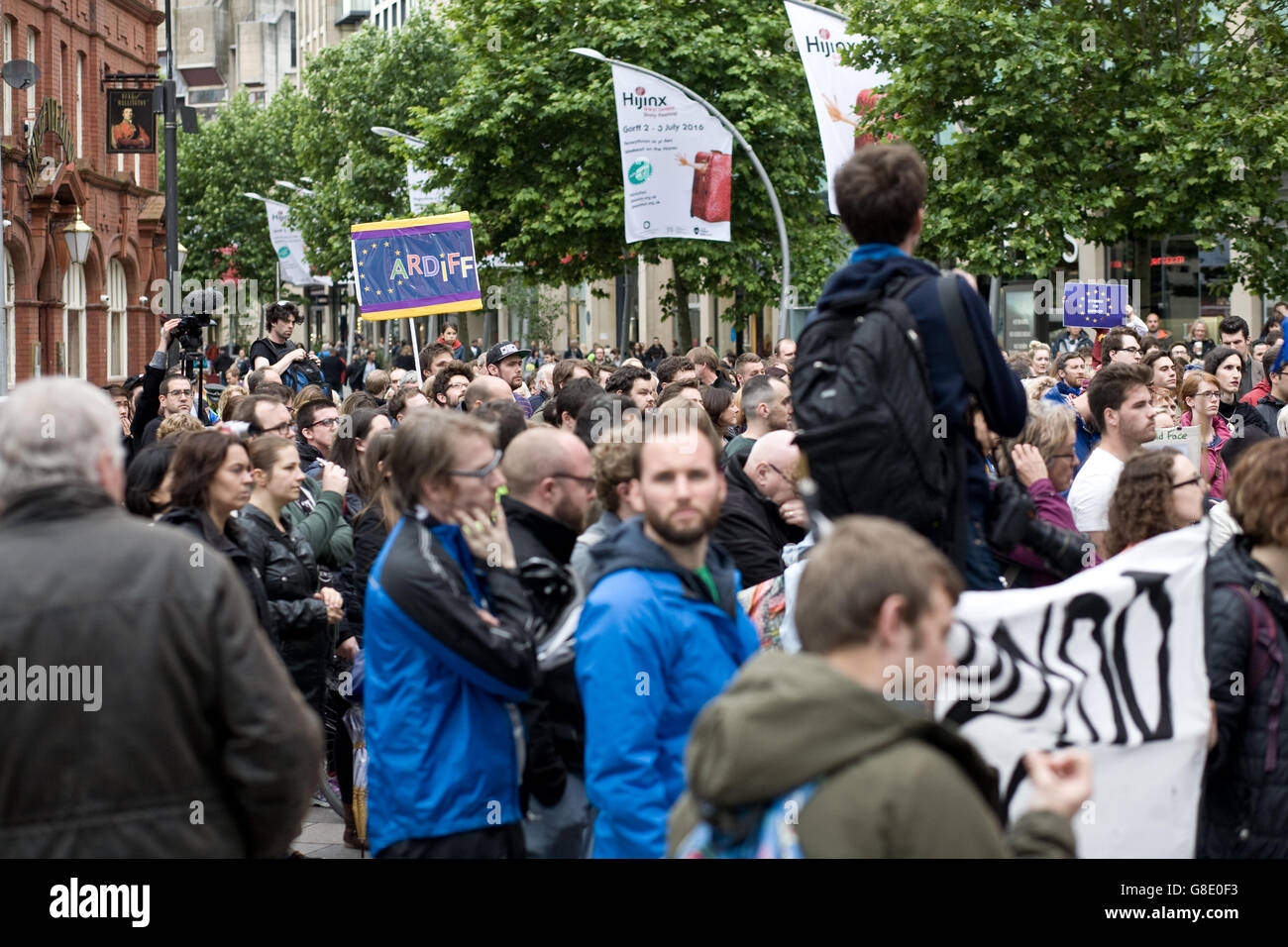 Cardiff, Regno Unito. Il 28 giugno, 2014. Cardiff come una città si riunisce per celebrare l'Europa dopo gli episodi di razzismo a seguito del referendum UE e brexit. Altoparlanti inclusi Plaid Cymru leader Leanne legno. Credito: Amonochromedream.com/Alamy Live News Foto Stock