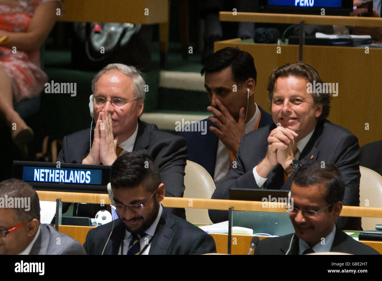 Organizzazione delle Nazioni Unite, il Consiglio di Sicurezza delle Nazioni Unite presso la sede delle Nazioni Unite a New York. Il 28 giugno, 2016. Karel van Oosterom(L, 2a fila), rappresentante permanente dei Paesi Bassi presso le Nazioni Unite e Bert Koenders(R 2a fila), il ministro degli affari esteri dei Paesi Bassi, attendere il risultato durante l'elezione dei membri non permanenti del Consiglio di Sicurezza delle Nazioni Unite presso la sede delle Nazioni Unite a New York, 28 giugno 2016. © Li Muzi/Xinhua/Alamy Live News Foto Stock