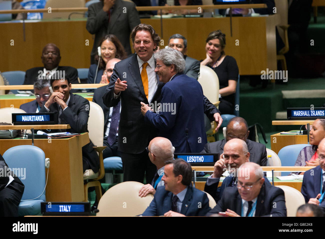 Organizzazione delle Nazioni Unite e il ministro degli esteri italiano Paolo Gentiloni(R, centro). Il 28 giugno, 2016. Bert Koenders(L, centro), il ministro degli affari esteri dei Paesi Bassi, parla con il ministro degli esteri italiano Paolo Gentiloni(R, centro), durante l'elezione dei membri non permanenti del Consiglio di Sicurezza delle Nazioni Unite presso la sede delle Nazioni Unite a New York. Giugno 28, 2016. © Li Muzi/Xinhua/Alamy Live News Foto Stock