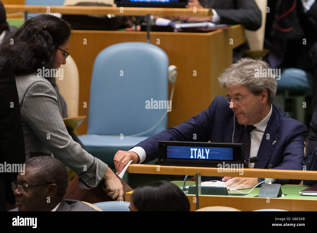 Organizzazione delle Nazioni Unite. Il 28 giugno, 2016. Il ministro degli esteri italiano Paolo Gentiloni(R) getta il suo voto durante l'elezione dei membri non permanenti del Consiglio di Sicurezza delle Nazioni Unite presso la sede delle Nazioni Unite a New York, 28 giugno 2016. © Li Muzi/Xinhua/Alamy Live News Foto Stock