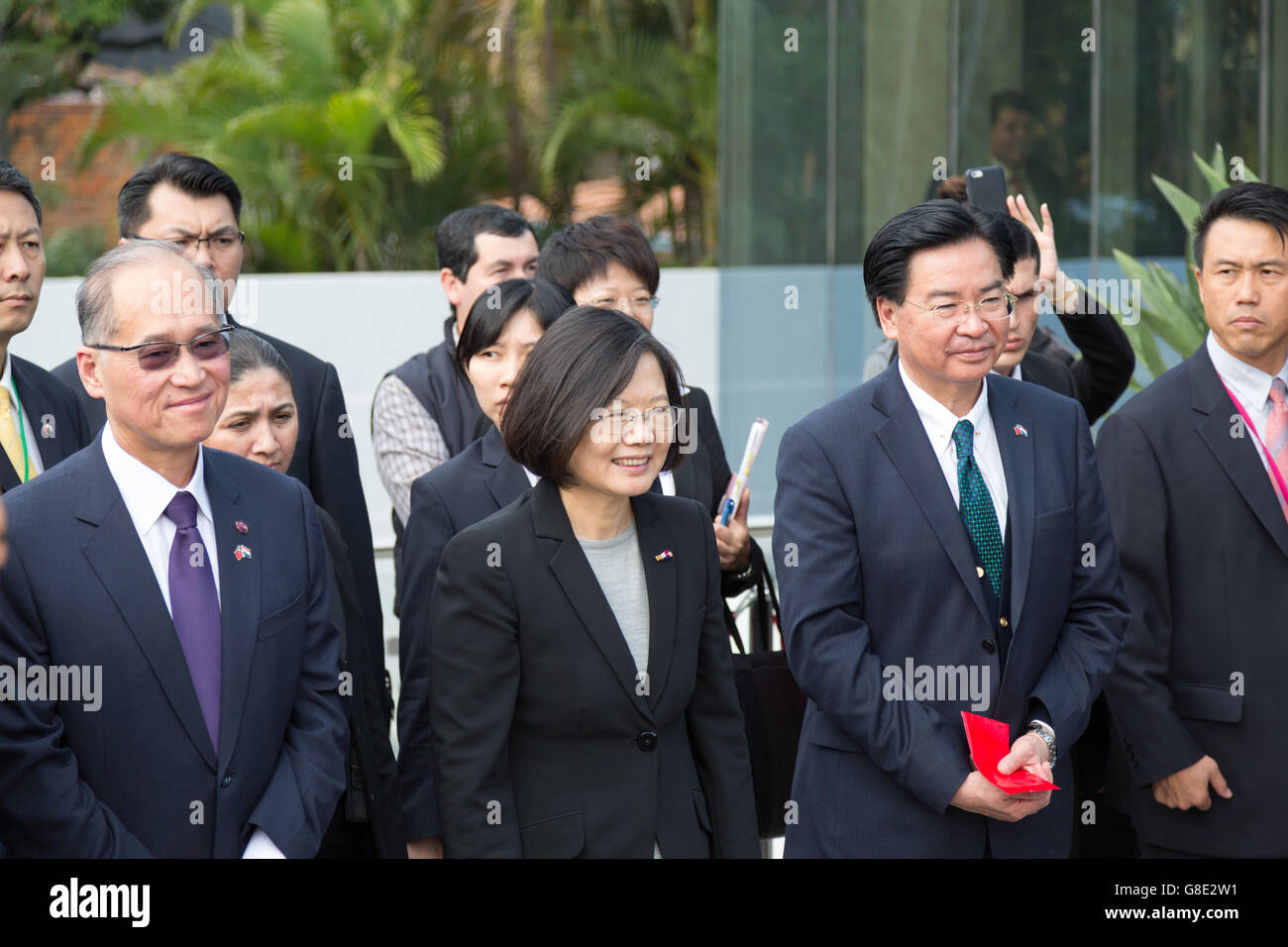 Asuncion, Paraguay. 28 Giugno 2016. Il presidente Tsai ing-wen (C) di Taiwan (Repubblica cinese), il ministro degli Affari Esteri David Lee Ta-wei (L) di Taiwan e il segretario generale del Consiglio di sicurezza nazionale Joseph Wu (Wu Chao-hsieh) (R) di Taiwan, partecipano alla cerimonia di inaugurazione dell'ambasciata taiwanese in una nuova sede in un edificio di recente costruzione ad Asuncion, Paraguay. Credit: Andre M. Chang/Alamy Live News Foto Stock