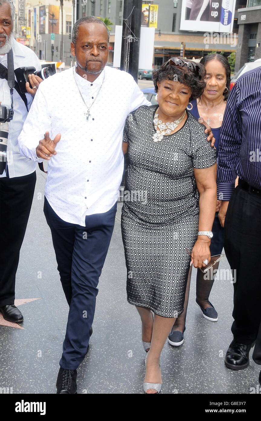 Los Angeles, CA, Stati Uniti d'America. Il 28 giugno, 2016. Shirley Caesar alla cerimonia di induzione per la stella sulla Hollywood Walk of Fame per Shirley Caesar, Hollywood Boulevard, Los Angeles, CA 28 Giugno 2016. Credito: Michael Germana/Everett raccolta/Alamy Live News Foto Stock