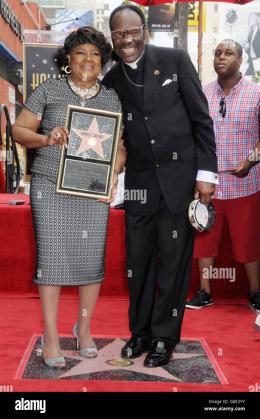 Los Angeles, CA, Stati Uniti d'America. Il 28 giugno, 2016. Shirley Caesar alla cerimonia di induzione per la stella sulla Hollywood Walk of Fame per Shirley Caesar, Hollywood Boulevard, Los Angeles, CA 28 Giugno 2016. Credito: Michael Germana/Everett raccolta/Alamy Live News Foto Stock