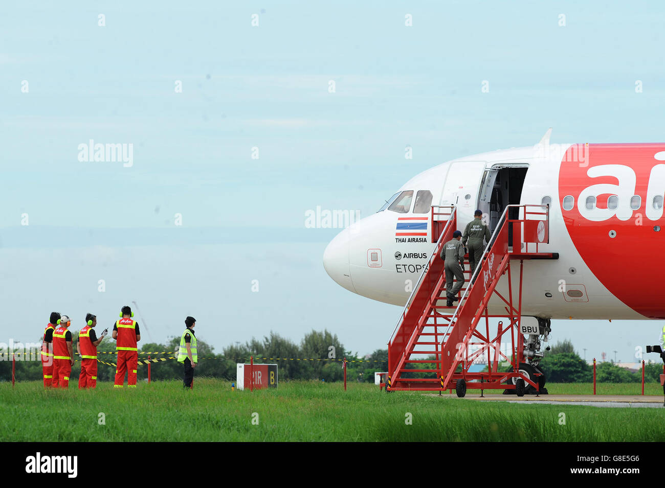 Bangkok, Tailandia. Il 29 giugno, 2016. L'eliminazione degli ordigni esplosivi (EOD) tecnici immettere un Airbus-320 piano passeggero sotto 'bomba minaccia " durante un trapano di emergenza tenutasi a Don Mueang Aeroporto di Bangkok, Thailandia, 29 giugno 2016. © Rachen Sageamsak/Xinhua/Alamy Live News Foto Stock