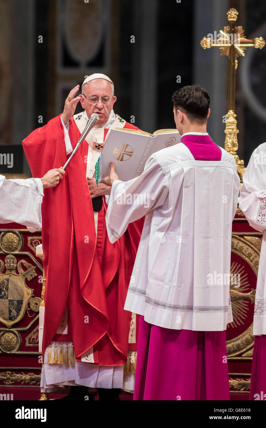 Città del Vaticano il Vaticano. Il 29 giugno, 2016. Papa Francesco celebra la Santa Messa con l imposizione del Pallio ai nuovi Arcivescovi Metropoliti durante la Solennità dei Santi Apostoli Pietro e Paolo nella Basilica di San Pietro in Vaticano, il Concilio Vaticano il 29 giugno 2016. Il Pallio, uno scialle in pura lana che simboleggia il legame tra Arcivescovi metropoliti e il Papa, è una veste ecclesiastica nella Chiesa cattolica. Credito: Giuseppe Ciccia/Alamy Live News Foto Stock