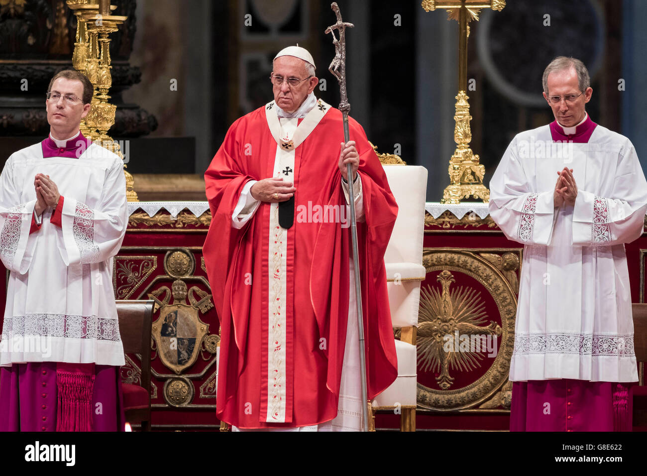 Città del Vaticano il Vaticano. Il 29 giugno, 2016. Papa Francesco celebra la Santa Messa con l imposizione del Pallio ai nuovi Arcivescovi Metropoliti durante la Solennità dei Santi Apostoli Pietro e Paolo nella Basilica di San Pietro in Vaticano, il Concilio Vaticano il 29 giugno 2016. Il Pallio, uno scialle in pura lana che simboleggia il legame tra Arcivescovi metropoliti e il Papa, è una veste ecclesiastica nella Chiesa cattolica. Credito: Giuseppe Ciccia/Alamy Live News Foto Stock