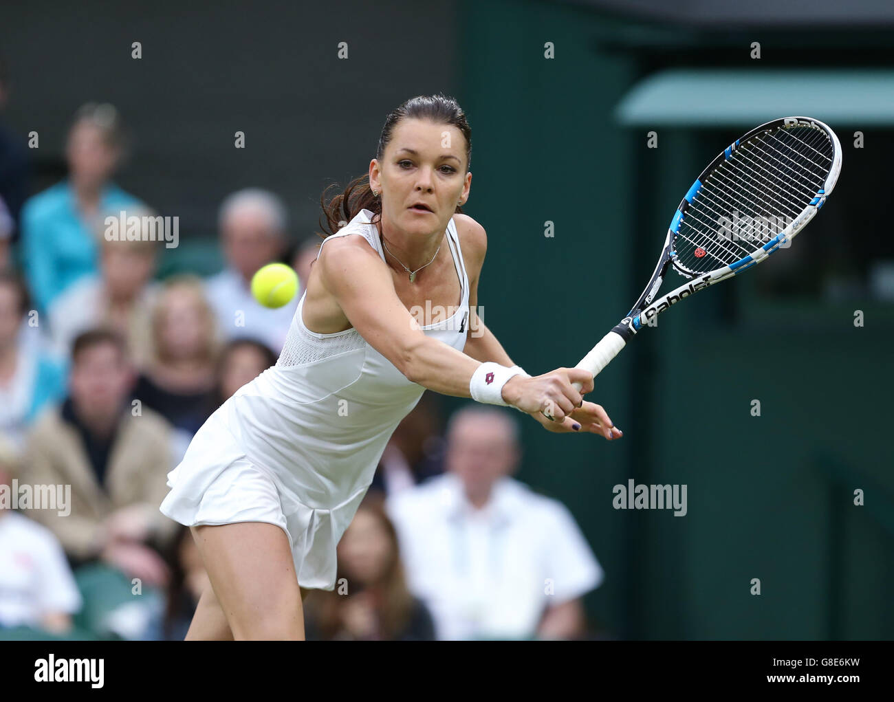 Londra, Regno Unito. Il 29 giugno, 2016. Agnieszka RADWANSKA di Polonia colpisce la sfera durante il singolare femminile match di primo turno contro Kateryna Kozlova dell'Ucraina il giorno 3 a i campionati di Wimbledon 2016 a Londra, in Gran Bretagna il 29 giugno 2016. Credito: Han Yan/Xinhua/Alamy Live News Foto Stock