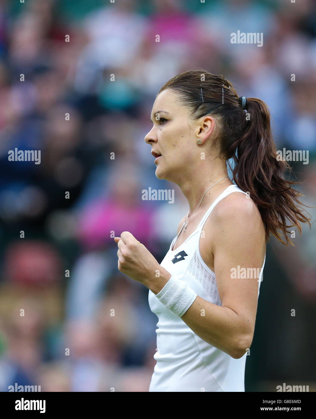 Londra, Regno Unito. Il 29 giugno, 2016. Agnieszka RADWANSKA di Polonia reagisce durante le donne singoli match di primo turno contro Kateryna Kozlova dell'Ucraina il giorno 3 a i campionati di Wimbledon 2016 a Londra, in Gran Bretagna il 29 giugno 2016. Credito: Han Yan/Xinhua/Alamy Live News Foto Stock