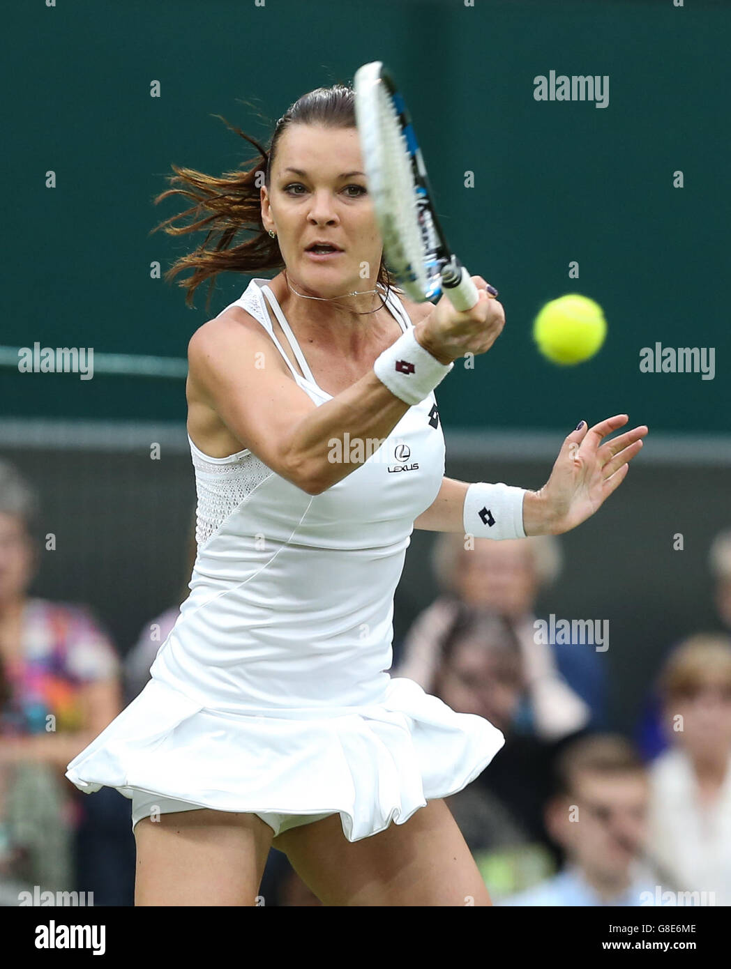 Londra, Regno Unito. Il 29 giugno, 2016. Agnieszka RADWANSKA di Polonia colpisce la sfera durante il singolare femminile match di primo turno contro Kateryna Kozlova dell'Ucraina il giorno 3 a i campionati di Wimbledon 2016 a Londra, in Gran Bretagna il 29 giugno 2016. Credito: Han Yan/Xinhua/Alamy Live News Foto Stock