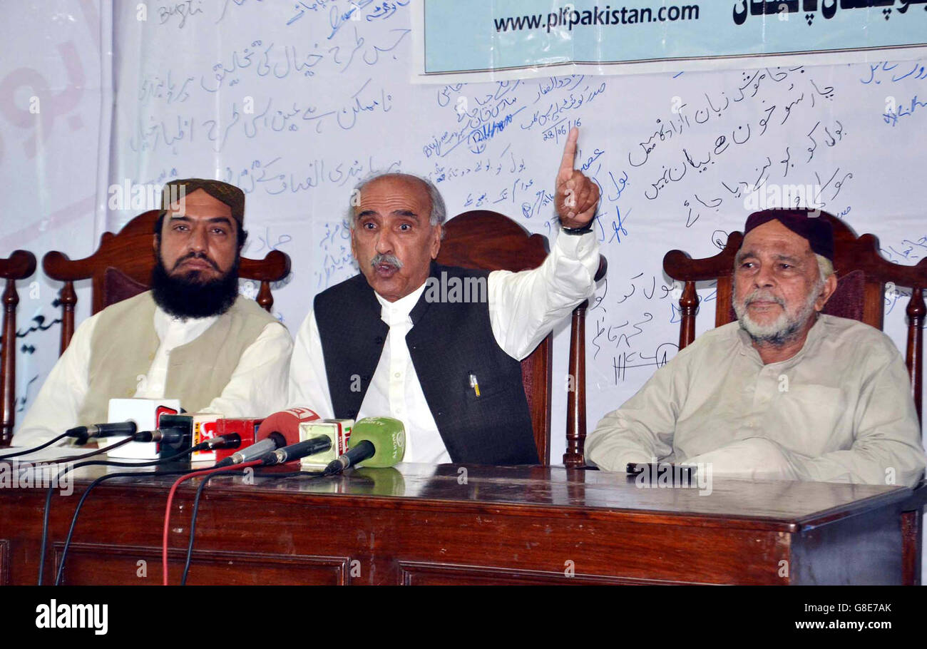 Palestina Fondazione Presidente Balochistan, Sohail Akbar Shirazi indirizzi alla media delle persone durante la conferenza stampa in materia di genocidio musulmano in Palestina, a Quetta press club il Mercoledì, 29 giugno 2016. Foto Stock