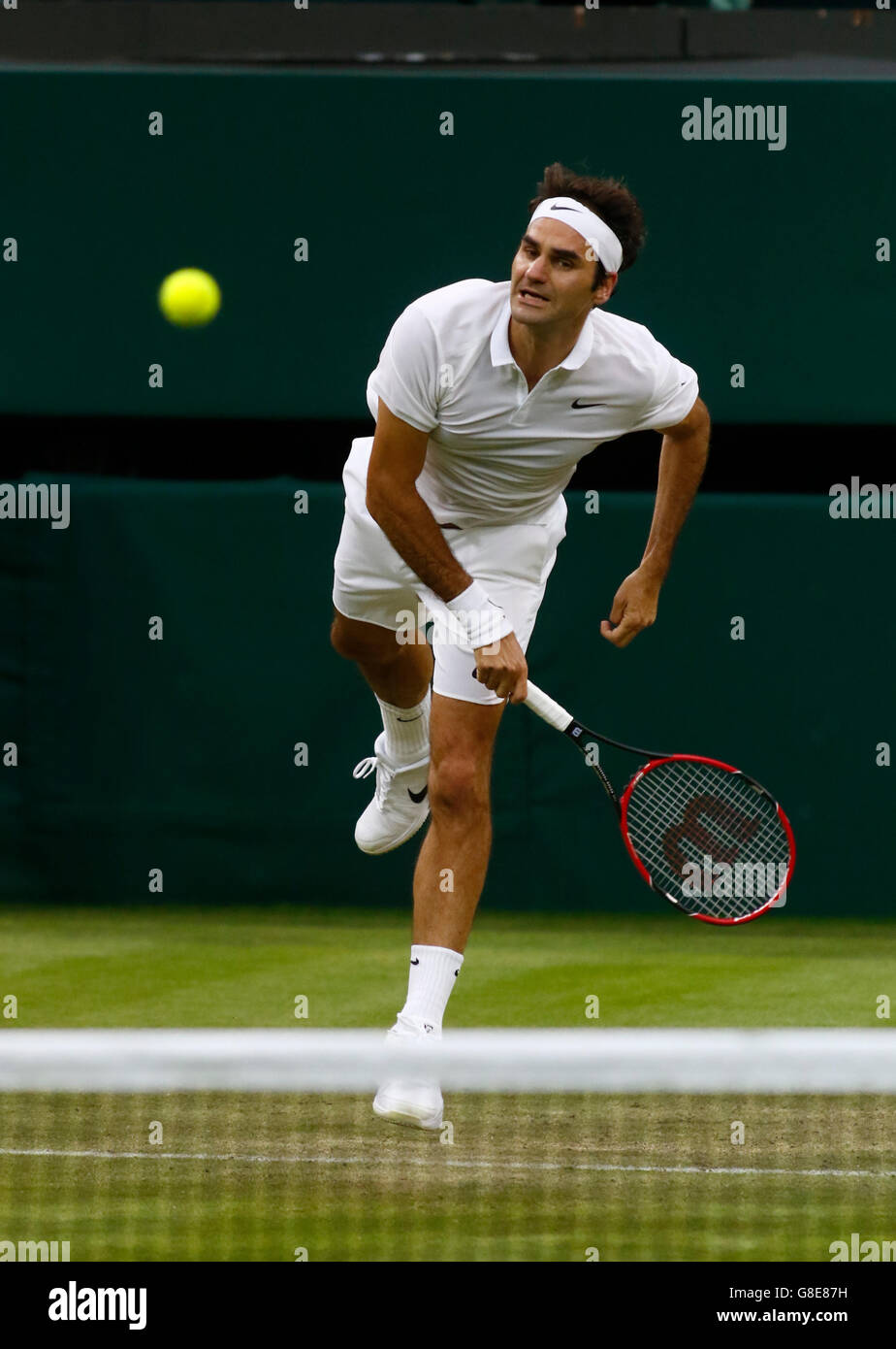 29.06.2016. All England Lawn Tennis e Croquet Club di Londra, Inghilterra. Il torneo di Wimbledon Tennis Championships giorno tre. Numero 3 seme, Roger Federer (SUI) serve durante il suo singles match contro Marcus Willis (GBR). Foto Stock