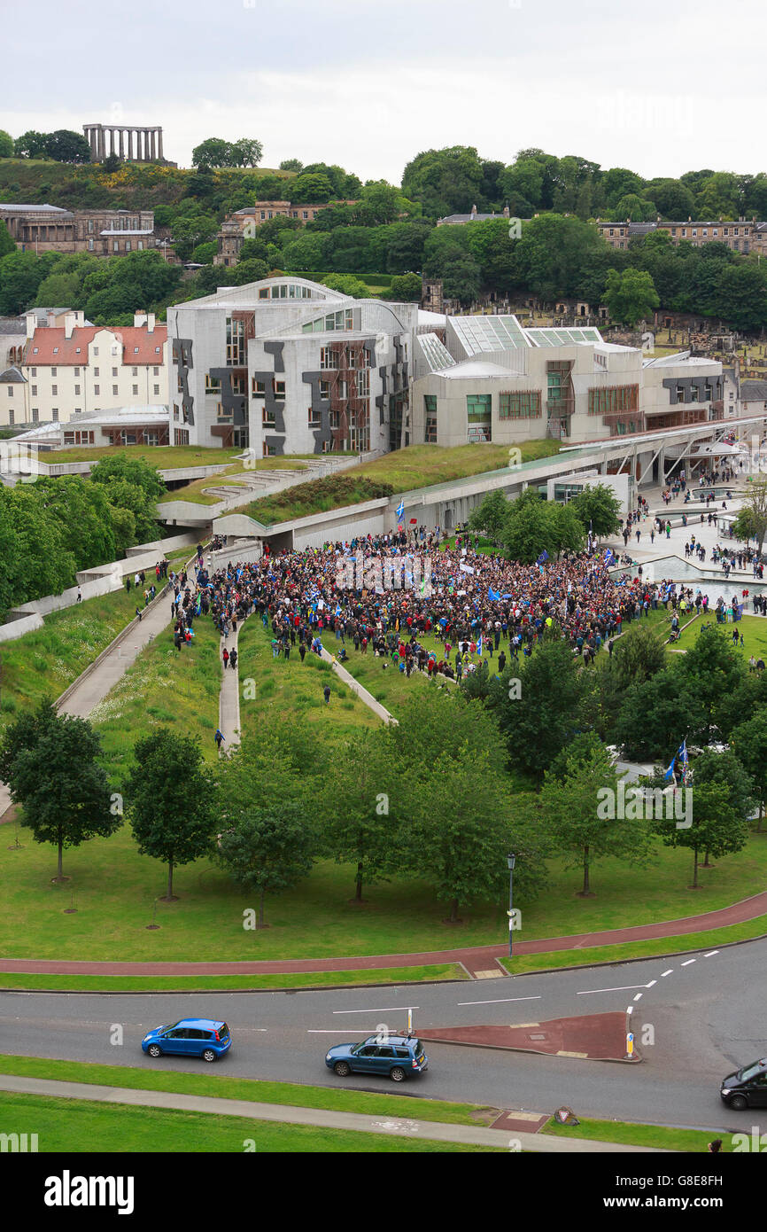 Edinburgh, Regno Unito. Il 29 giugno 2016. Migliaia di persone si riuniscono al di fuori del Parlamento scozzese a dimostrazione di sostegno per la Scozia a continuare a far parte dell'UE. Pak@ Mera/Alamy Live News. Foto Stock