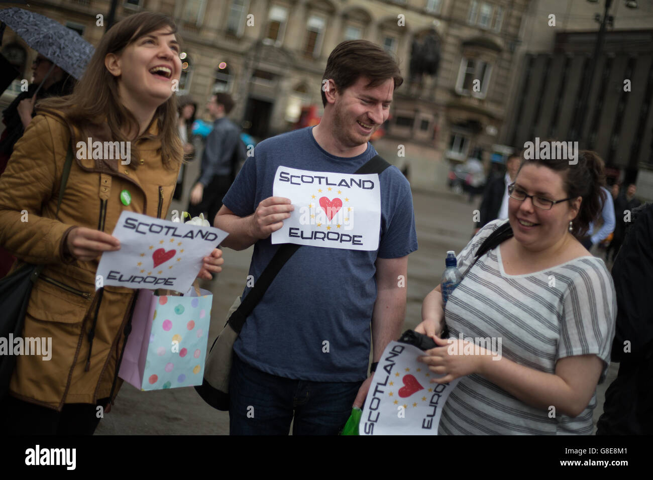 Glasgow, Scotland, Regno Unito. Il 29 giugno, 2016. Scottish Pro-European sostenitori dell'Unione si riuniscono per un rally a George Square, Glasgow, Scozia, il 29 giugno 2016. Credito: jeremy sutton-hibbert/Alamy Live News Foto Stock