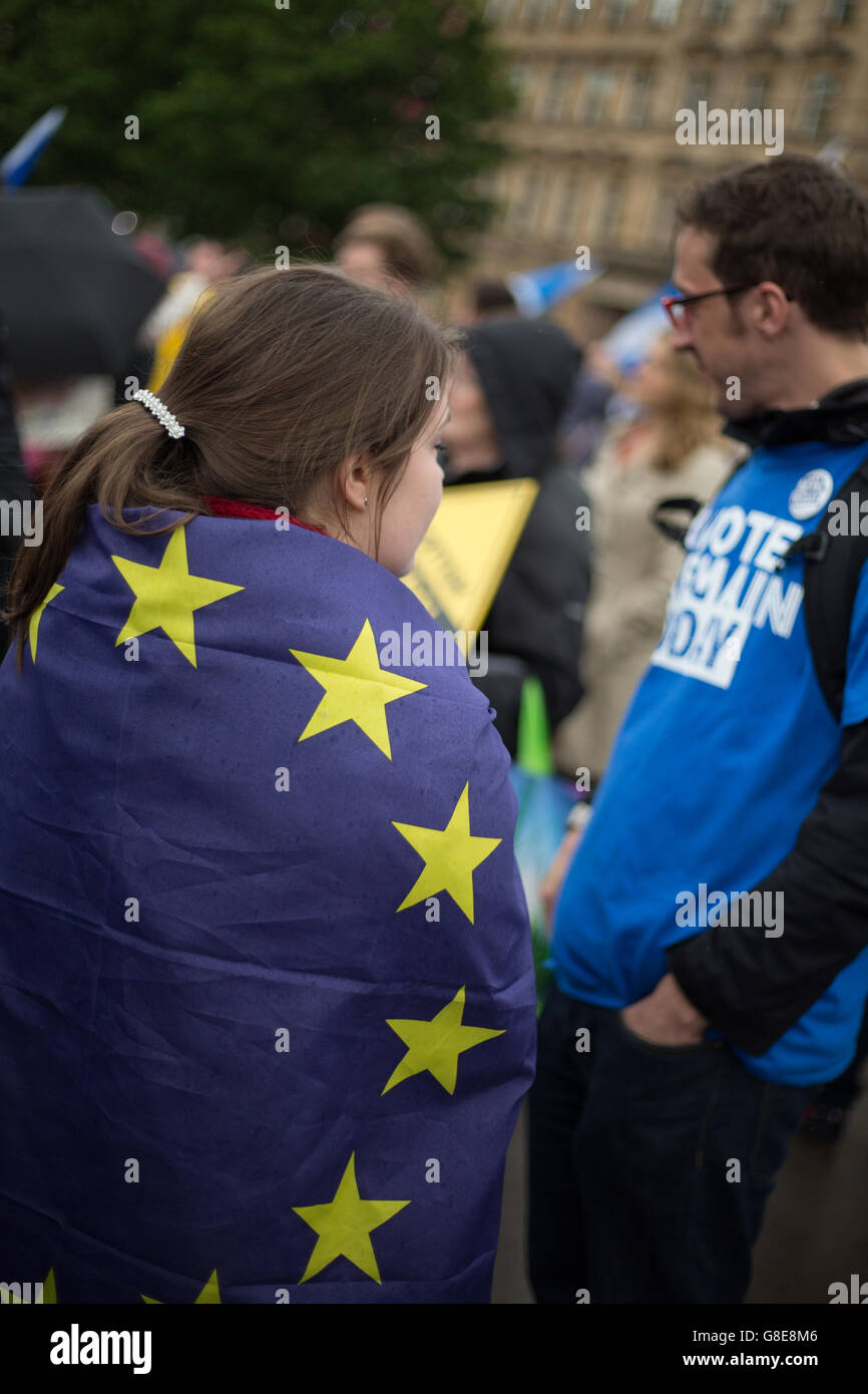 Glasgow, Scotland, Regno Unito. Il 29 giugno, 2016. Scottish Pro-European sostenitori dell'Unione si riuniscono per un rally a George Square, Glasgow, Scozia, il 29 giugno 2016. Credito: jeremy sutton-hibbert/Alamy Live News Foto Stock