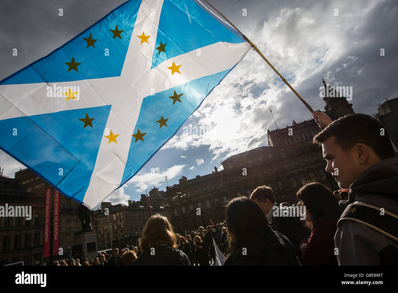 Glasgow, Scotland, Regno Unito. Il 29 giugno, 2016. Scottish Pro-European sostenitori dell'Unione si riuniscono per un rally a George Square, Glasgow, Scozia, il 29 giugno 2016. Credito: jeremy sutton-hibbert/Alamy Live News Foto Stock