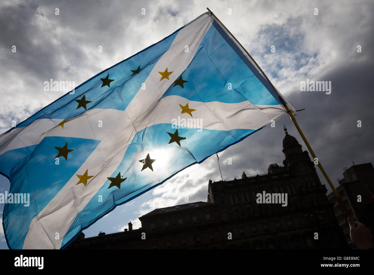 Glasgow, Scotland, Regno Unito. Il 29 giugno, 2016. Scottish Pro-European sostenitori dell'Unione si riuniscono per un rally a George Square, Glasgow, Scozia, il 29 giugno 2016. Credito: jeremy sutton-hibbert/Alamy Live News Foto Stock